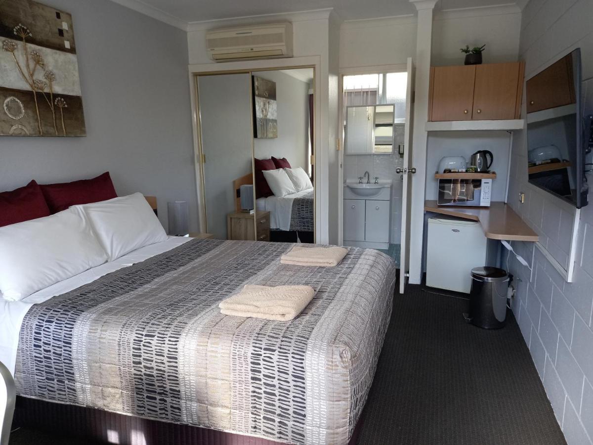 White Manor Motel Кума Экстерьер фото