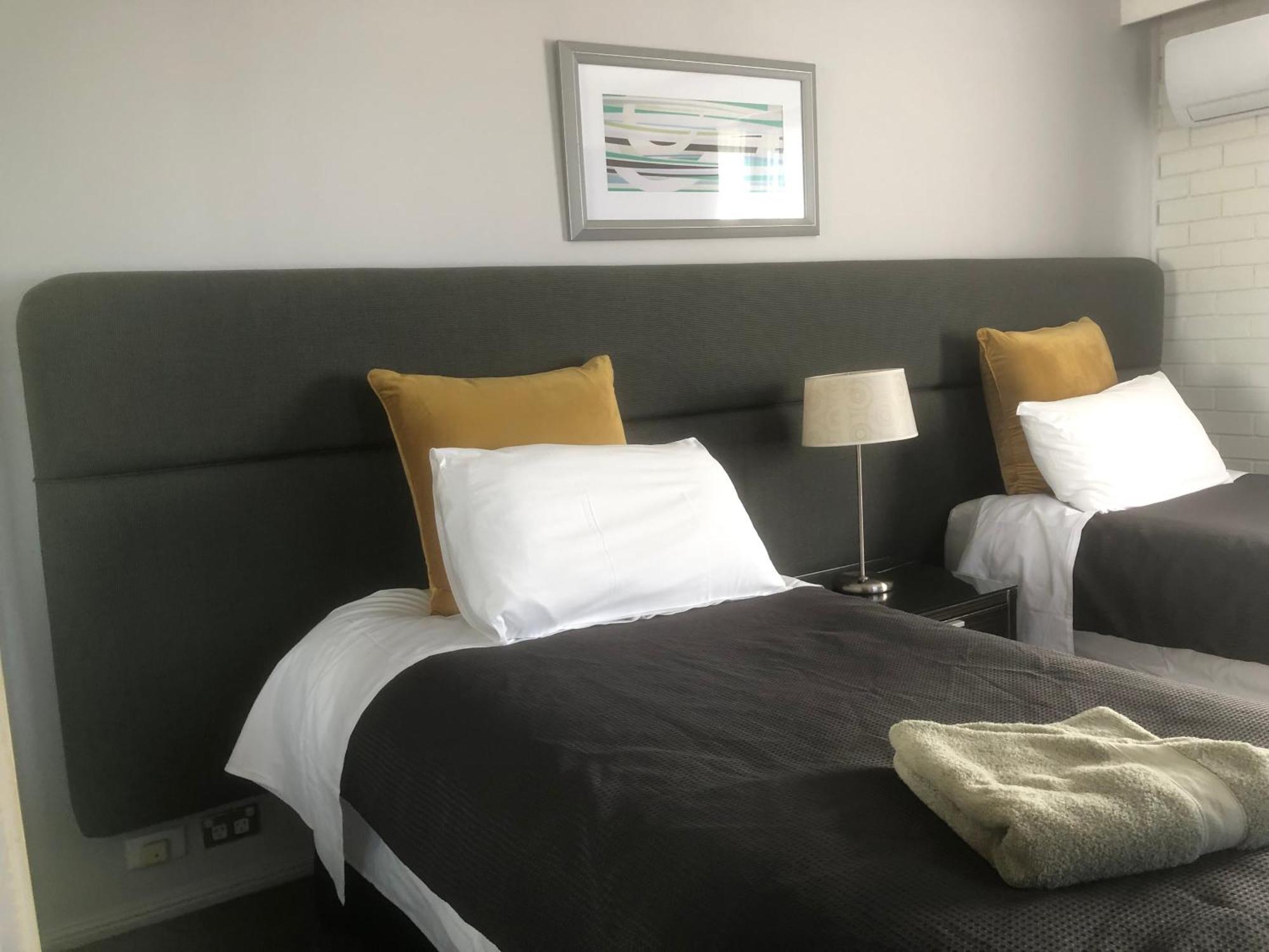 White Manor Motel Кума Экстерьер фото