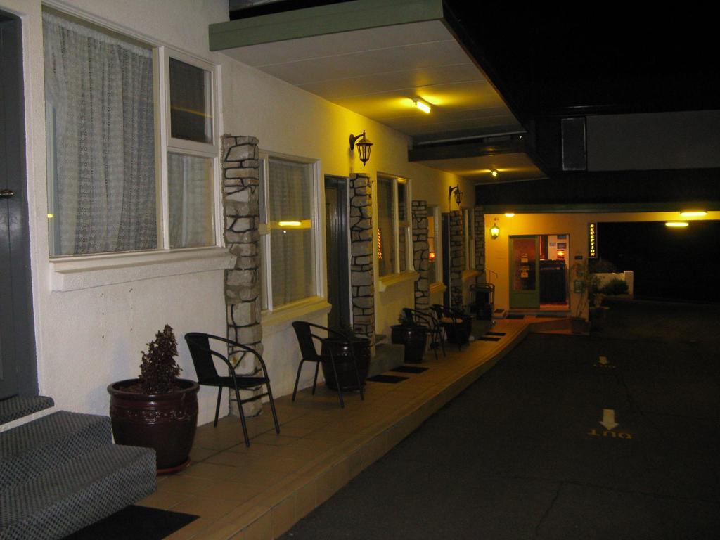 White Manor Motel Кума Экстерьер фото