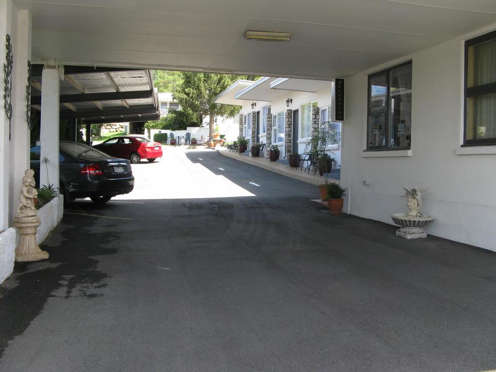 White Manor Motel Кума Экстерьер фото
