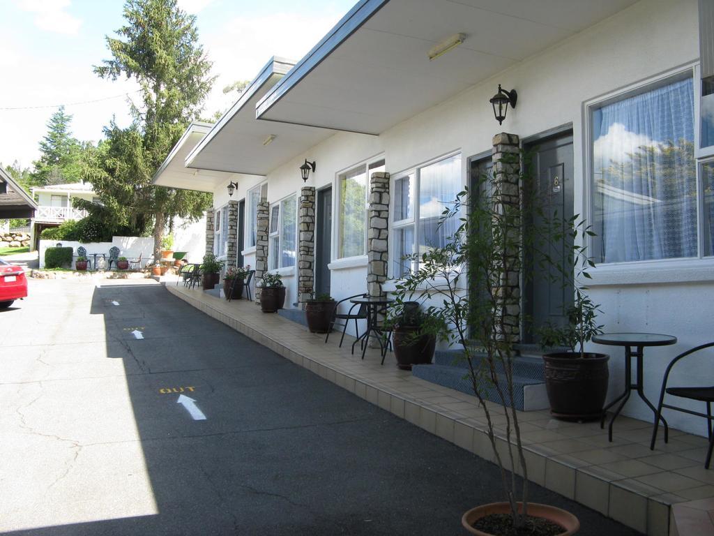 White Manor Motel Кума Экстерьер фото