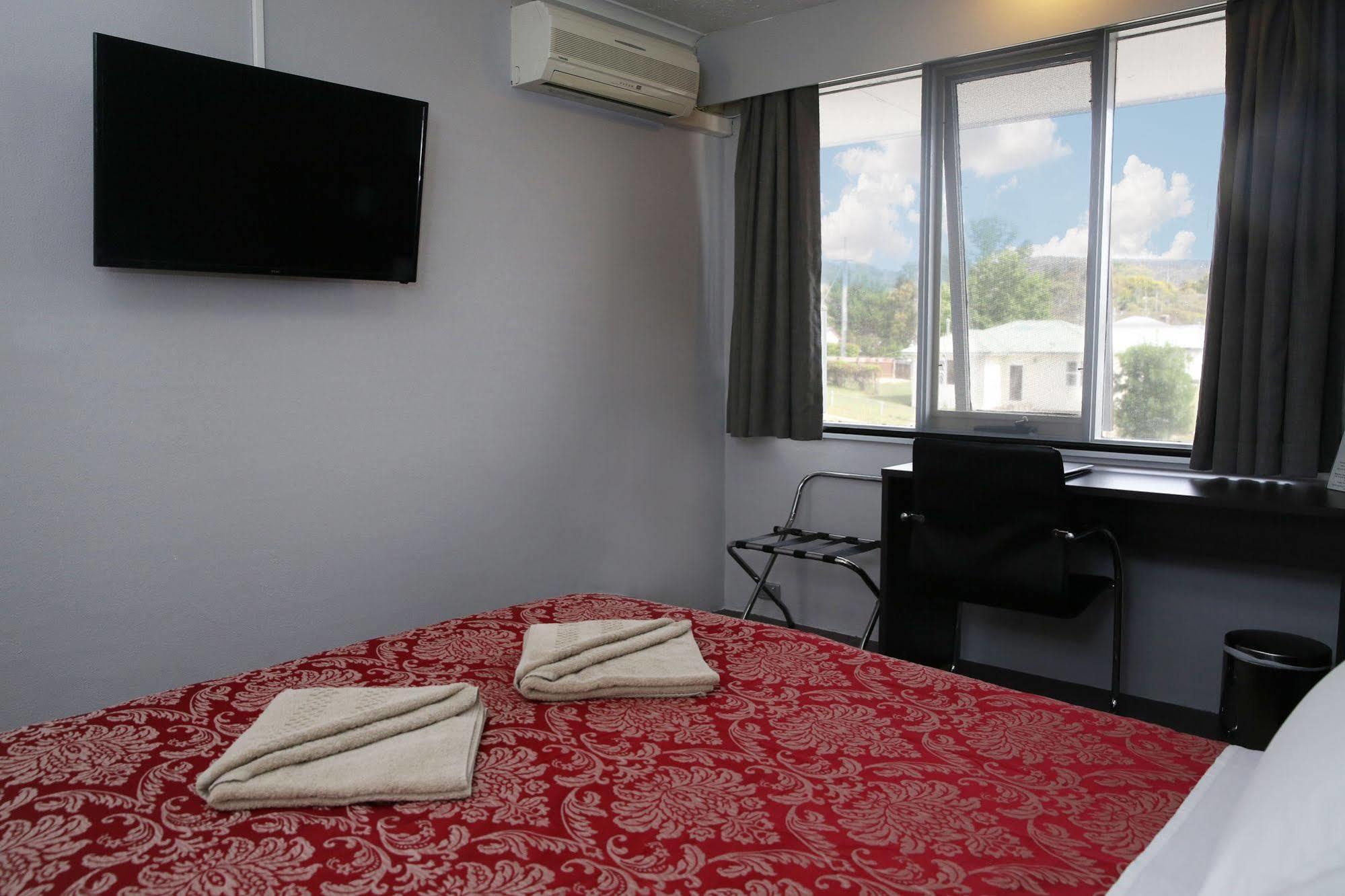 White Manor Motel Кума Экстерьер фото