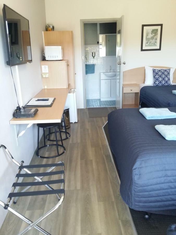 White Manor Motel Кума Экстерьер фото