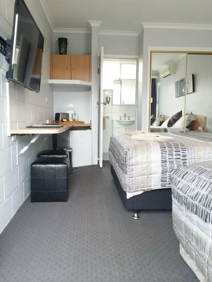 White Manor Motel Кума Экстерьер фото
