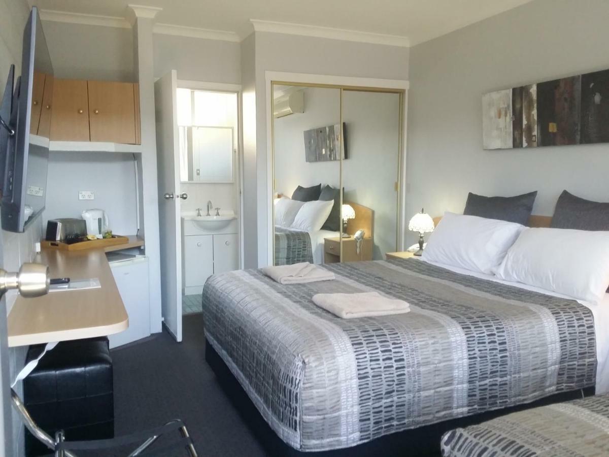 White Manor Motel Кума Экстерьер фото