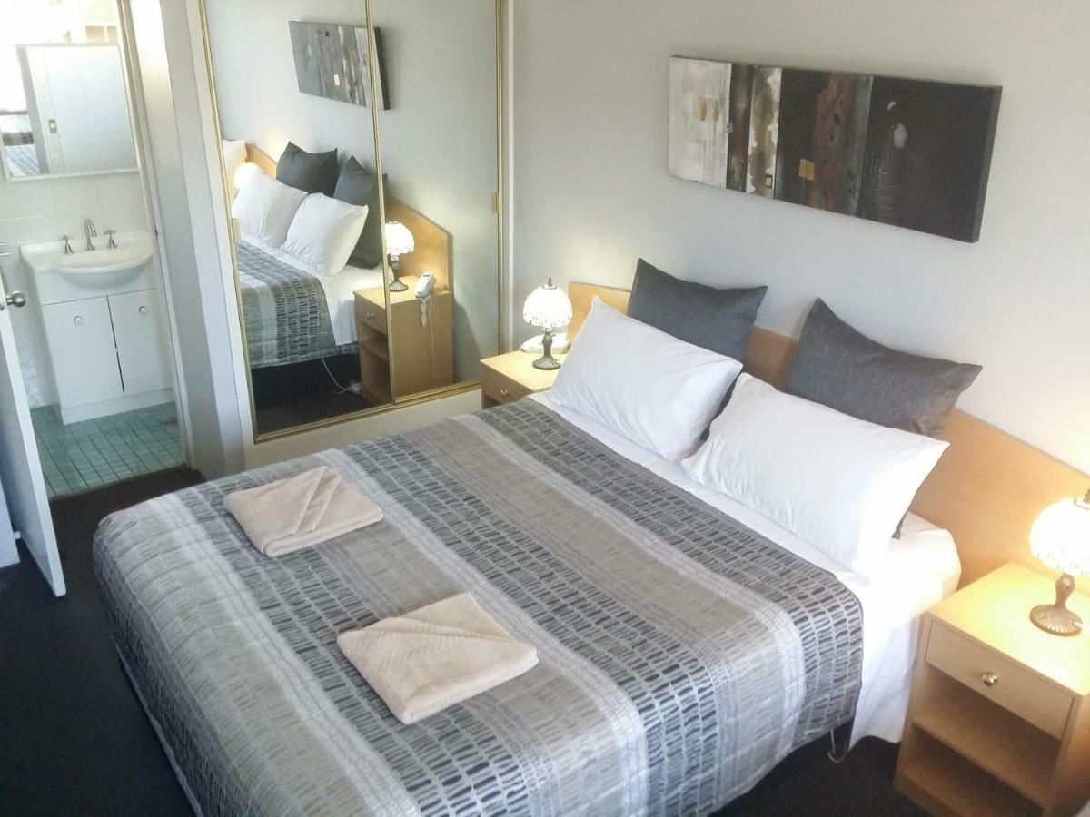 White Manor Motel Кума Экстерьер фото