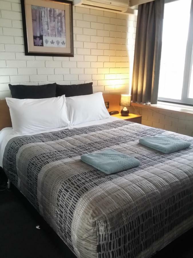 White Manor Motel Кума Экстерьер фото